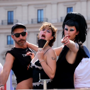 Caffarelli Ivo - Triangolo - scritta da Renato Zero ed interpretata magistralmente da questo trio ben assortito, incontrato nel corso dell’ultimo Gay Prade di Roma. Hanno giocato con me mentre li fotografavo, confermando, come ha scritto il cantante, che la geometria non è un reato. 