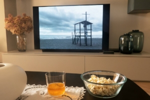 Pezzanera Massimo - Il mare d'inverno - Enrico Ruggeri - Guardare, soli in casa, un vecchio film alla TV esprime un concetto di solitudine simile a quello che si prova al mare in inverno.