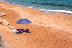 Pezzanera Massimo - L'estate sta finendo - Righeira - Un ultimo ombrellone resta sulla spiaggia e l'estate è già un ricordo.