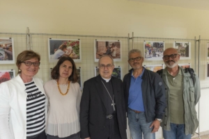 Foto di gruppo con il vescovo, Mons. Gianrico Ruzza,  in visita alla mostra